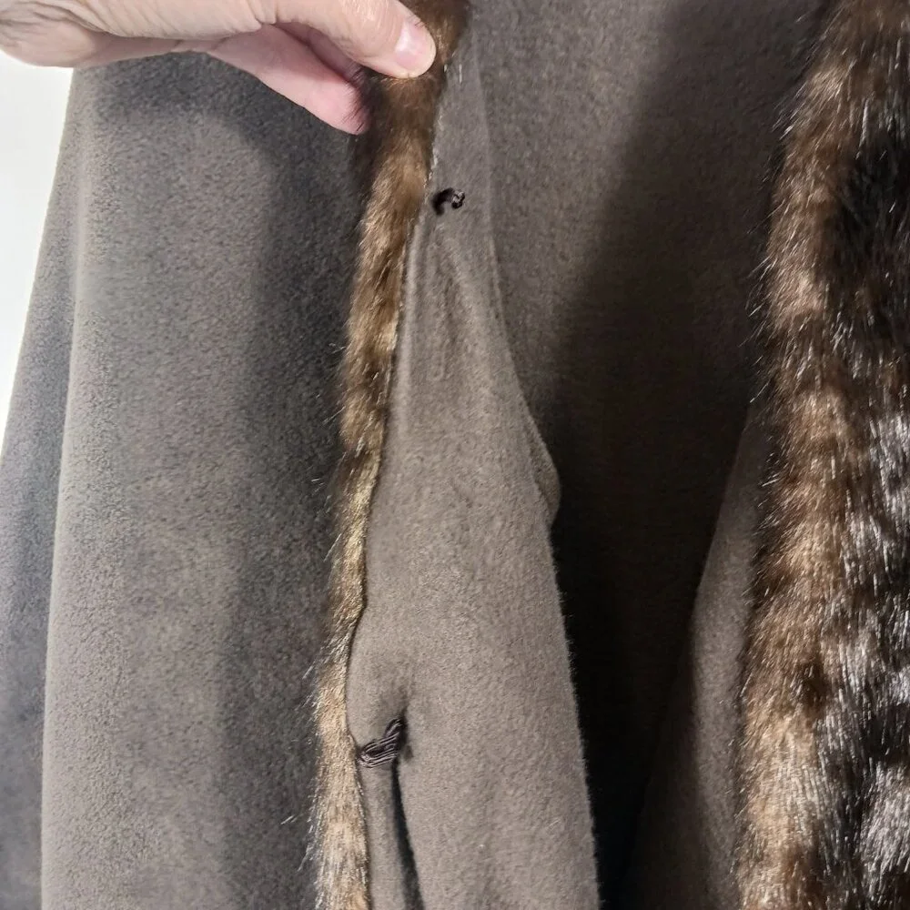 Parkhurst, One Size, Brown Fleece Cape With Faux Fur Collar, Has Inside Armholes - Picture 6 of 16